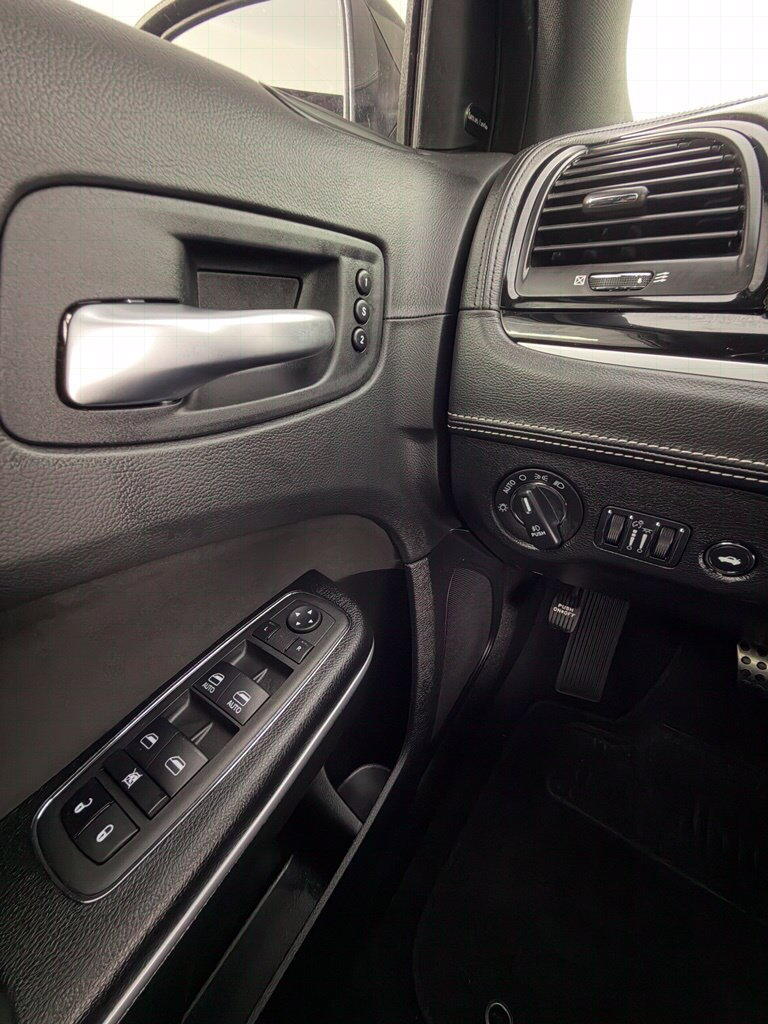 Used 2023 Chrysler 300 C RWD image 11
