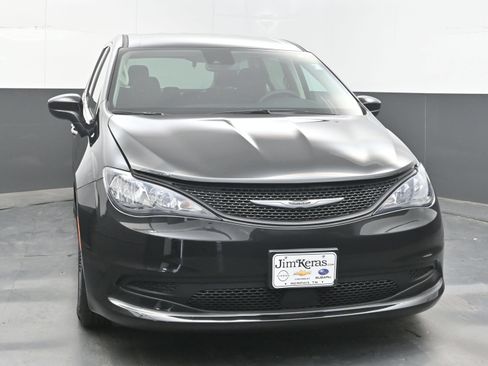 Used 2023 Chrysler Voyager LX FWD image 2
