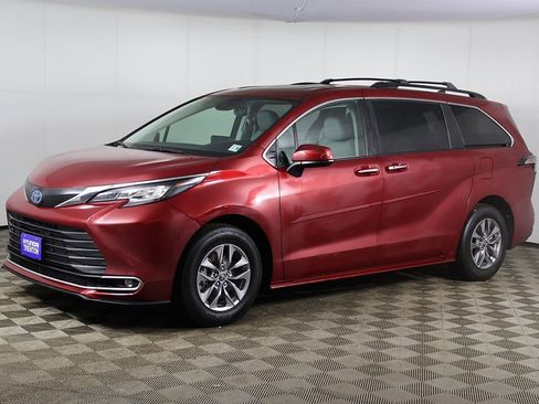 Used 2023 Toyota Sienna XLE image 9