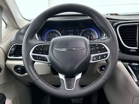 Used 2024 Chrysler Pacifica Touring-L FWD image 11