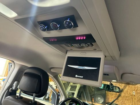 Used 2015 Chrysler Town & Country Touring FWD image 15