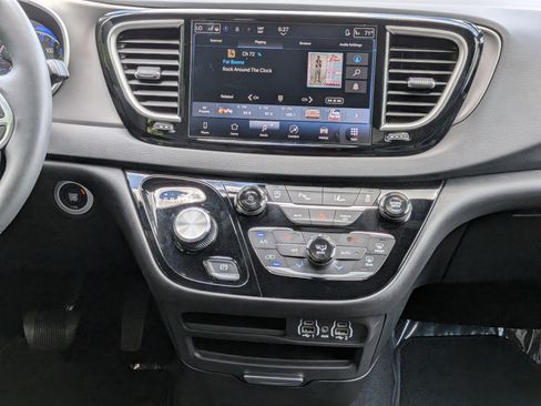 Used 2025 Chrysler Pacifica Select FWD image 17
