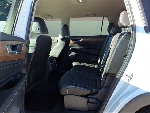 Used 2024 Volkswagen Atlas SE image 11