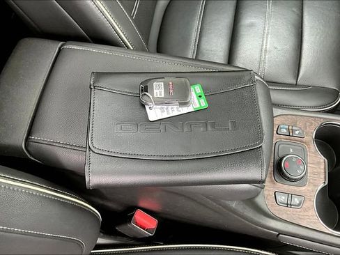 Used 2023 GMC Acadia Denali w/ Black Diamond Edition image 10