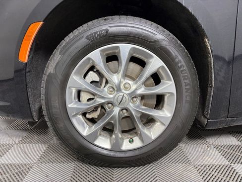 Used 2021 Chrysler Pacifica Touring-L AWD/4WD image 10