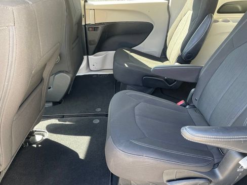 Used 2022 Chrysler Voyager LX FWD image 18