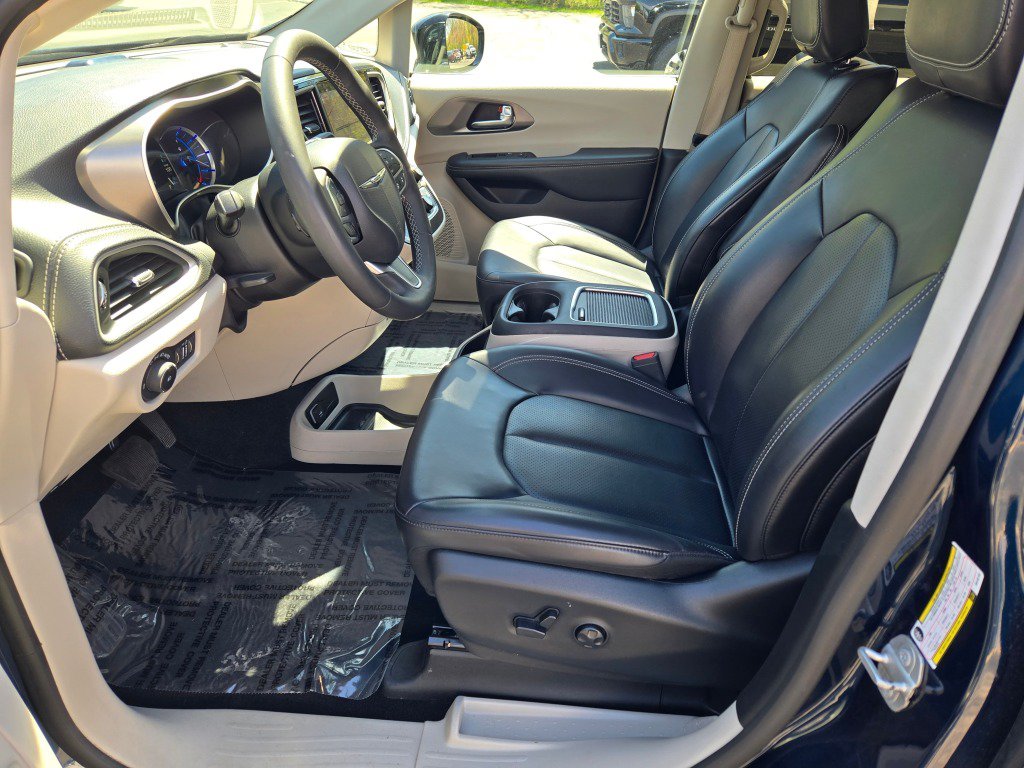 Used 2024 Chrysler Pacifica Limited FWD image 22