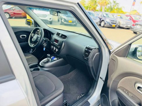Used 2016 Kia Soul FWD image 11
