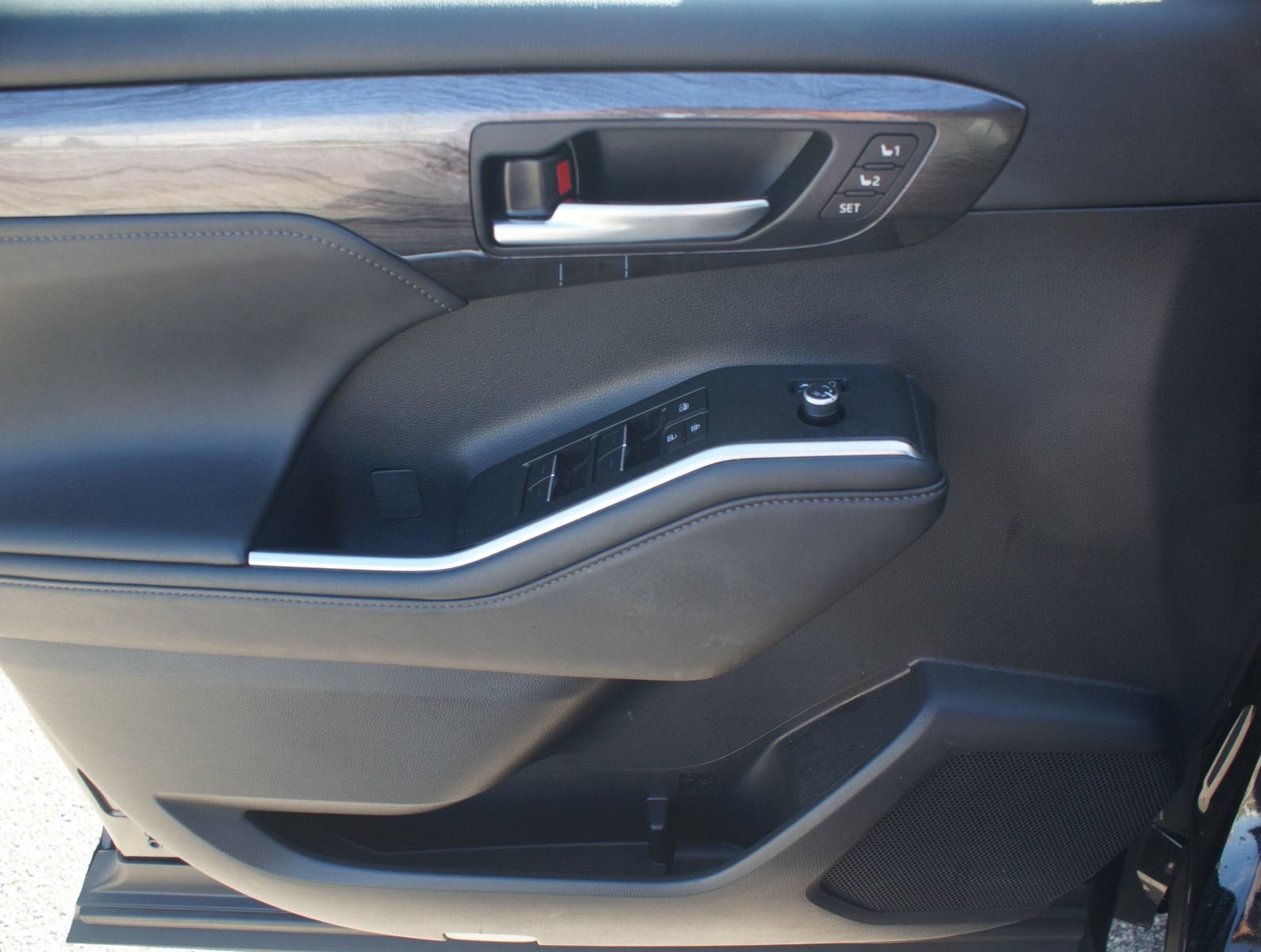 Used 2024 Toyota Highlander Limited FWD image 29