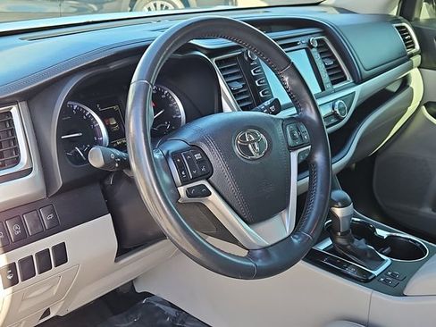 Used 2018 Toyota Highlander XLE image 16