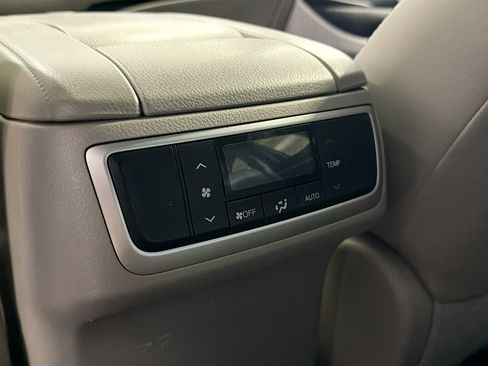 Used 2017 Toyota Highlander XLE AWD/4WD image 29