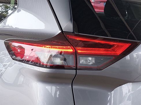 Used 2023 Nissan Rogue SV image 32