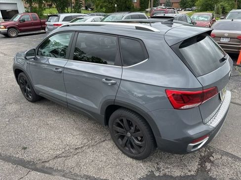 Used 2023 Volkswagen Taos SE w/ Panoramic Sunroof Package FWD image 8
