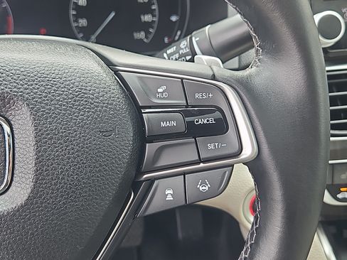 Used 2018 Honda Accord Touring image 16