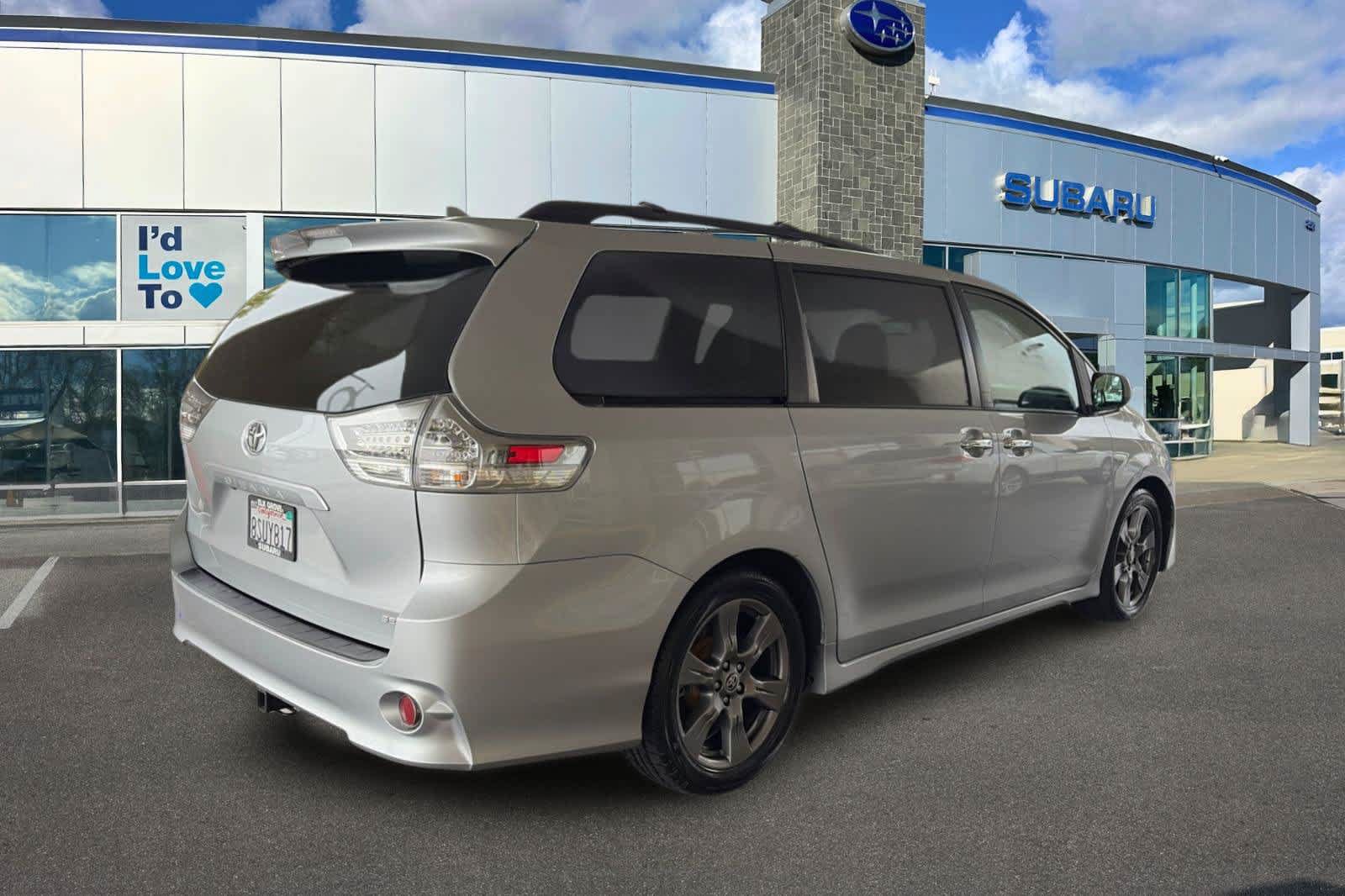 Used 2020 Toyota Sienna SE w/ Preferred Accessory Package FWD image 2