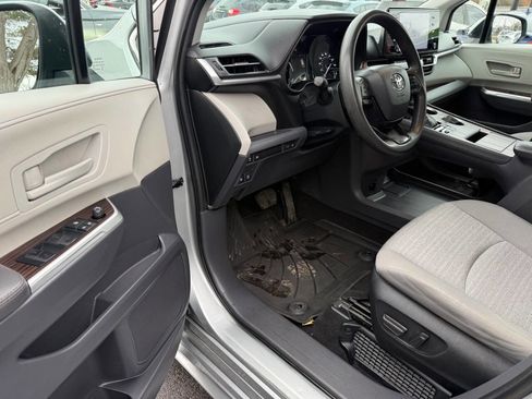 Used 2023 Toyota Sienna LE AWD/4WD image 19