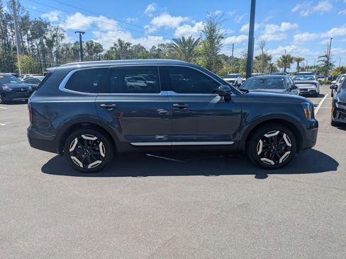 Used 2024 Kia Telluride EX w/ EX Captain's Chair Package image 2