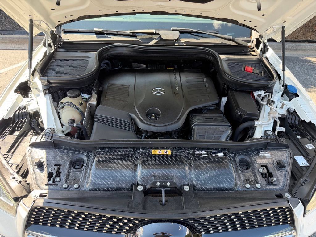 Used 2022 Mercedes-Benz GLE 450 4MATIC w/ AMG Line Exterior image 3