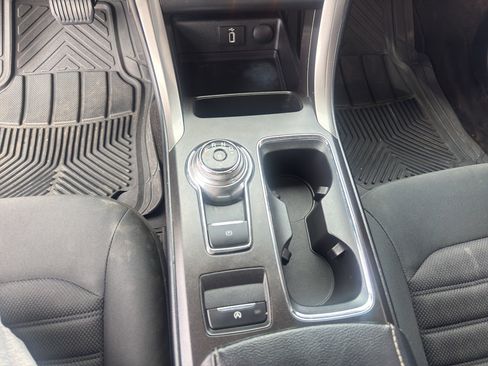 Used 2018 Ford Fusion SE w/ Fusion SE Technology Package FWD image 11