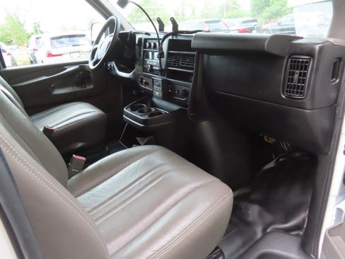 Used 2015 GMC Savana 3500 RWD image 19