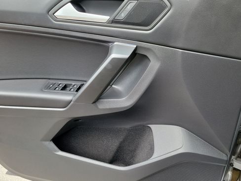 Used 2021 Volkswagen Tiguan SE w/ Panoramic Sunroof Package FWD image 13