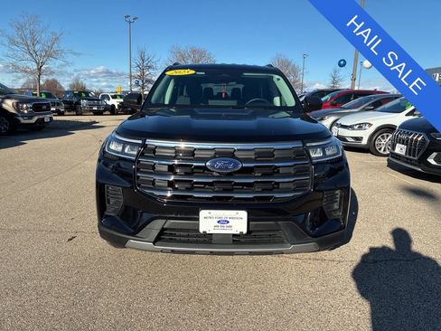Used 2025 Ford Explorer Active AWD/4WD image 3