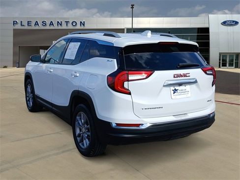 Used 2024 GMC Terrain SLT image 3