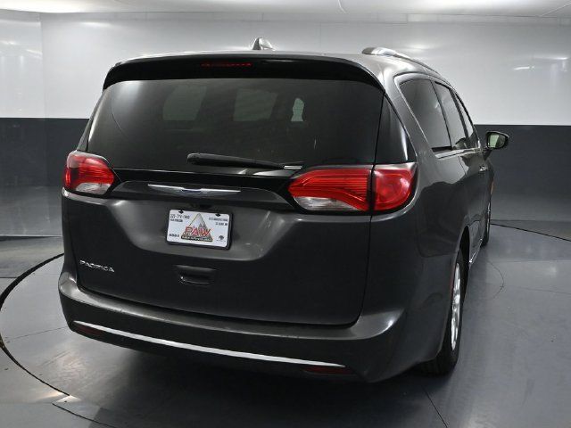 Used 2020 Chrysler Pacifica Touring-L FWD image 4