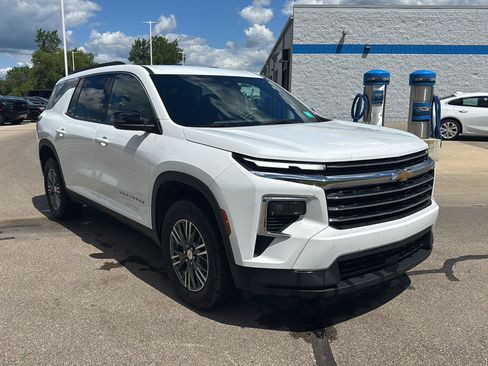 Used 2025 Chevrolet Traverse LT FWD image 7