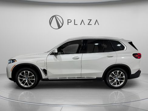 Used 2025 BMW X5 xDrive50e image 3