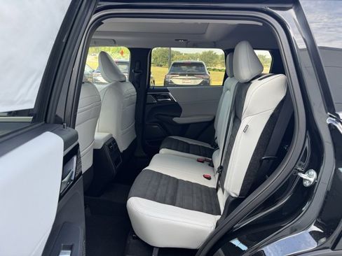 New 2025 Mitsubishi Outlander SE image 12