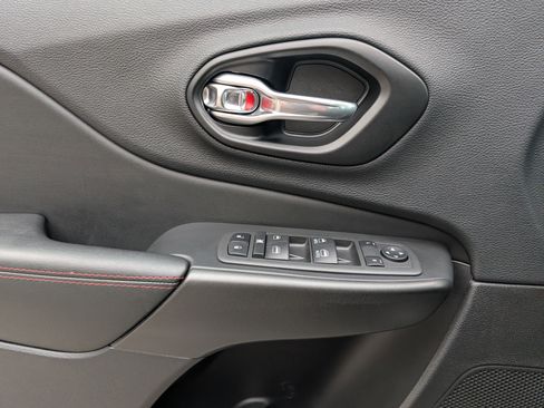 Used 2022 Jeep Cherokee Trailhawk image 15