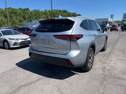 Used 2022 Toyota Highlander XLE AWD/4WD image 5