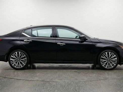 Used 2025 Nissan Altima 2.5 SV FWD image 11