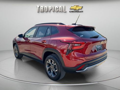 Used 2025 Chevrolet Trax LT FWD image 3