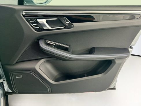 Certified 2025 Porsche Macan AWD/4WD image 25