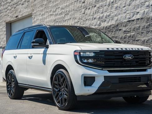 New 2026 Ford Expedition Platinum w/ Stealth Performance Package AWD/4WD image 2