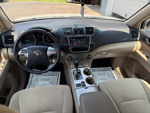 Used 2013 Toyota Highlander Plus AWD/4WD image 12