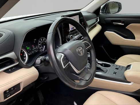 Used 2023 Toyota Highlander XLE image 18