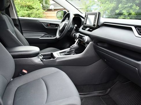 Used 2019 Toyota RAV4 LE w/ Carpet Mat Package FWD image 29