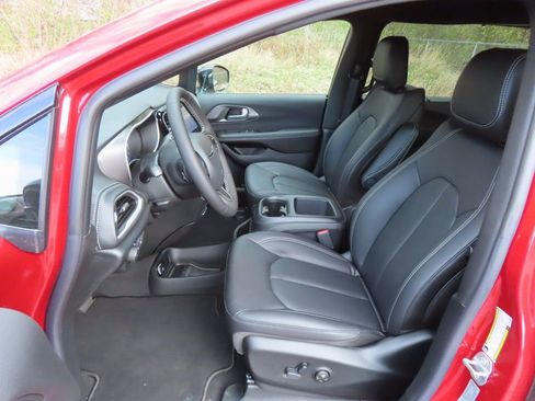 New 2026 Chrysler Pacifica Select AWD/4WD image 19