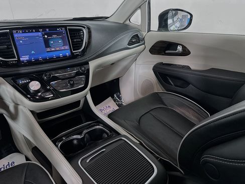 Used 2023 Chrysler Pacifica Limited FWD image 24