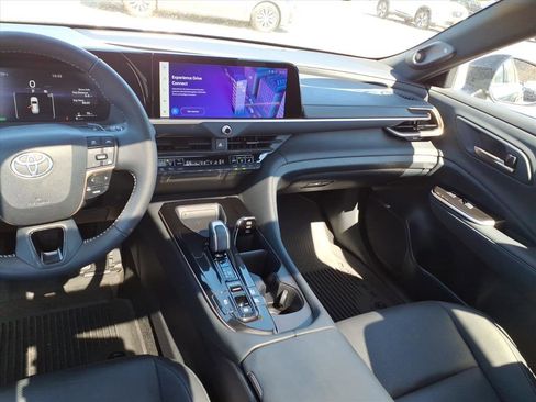 Used 2025 Toyota Crown Signia w/ Tow-Hitch Package (TMS) image 7