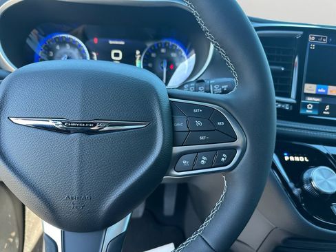 New 2026 Chrysler Pacifica Select image 20