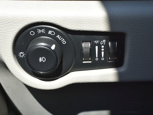 Used 2024 Chrysler Pacifica Touring-L FWD image 13