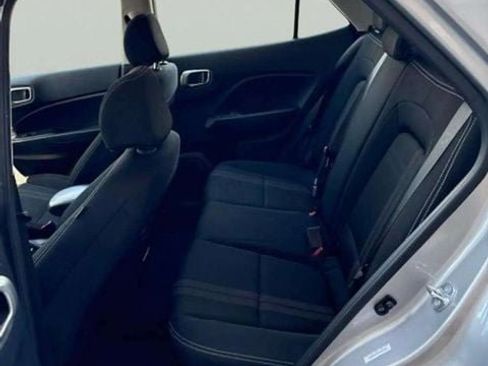 Used 2025 Hyundai Venue SEL FWD image 9