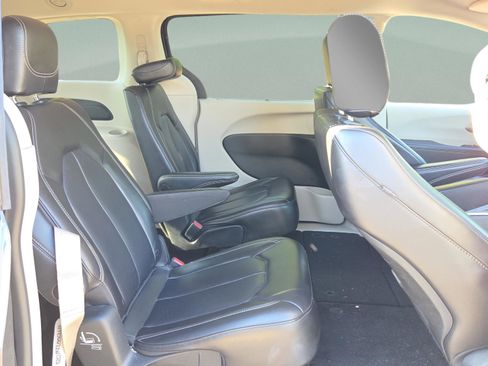 Used 2023 Chrysler Pacifica Touring-L FWD image 14