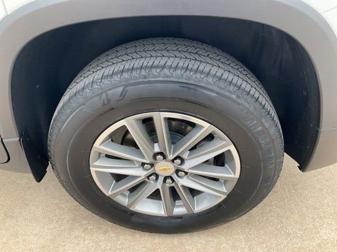 Used 2023 Chevrolet Traverse LT FWD image 28