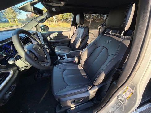 New 2026 Chrysler Pacifica Select image 16