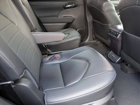 Used 2023 Toyota Highlander XLE FWD image 20